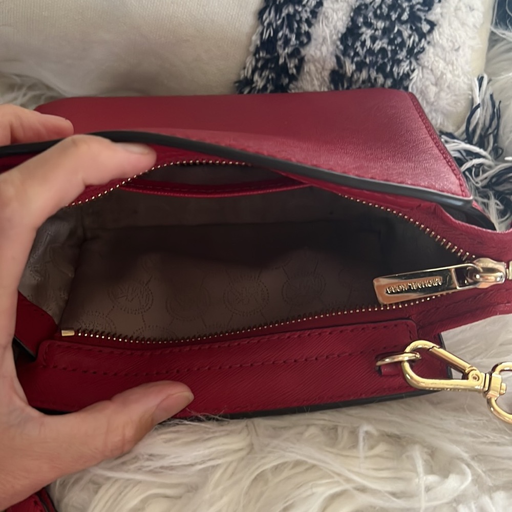 Michael Kors crossbody purse - Picture 2 of 5